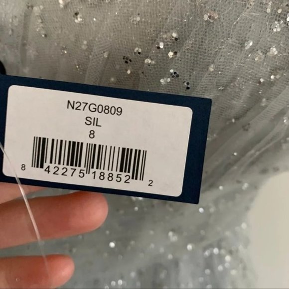 Elegant White Sleeveless Dress - Picture 7 of 13